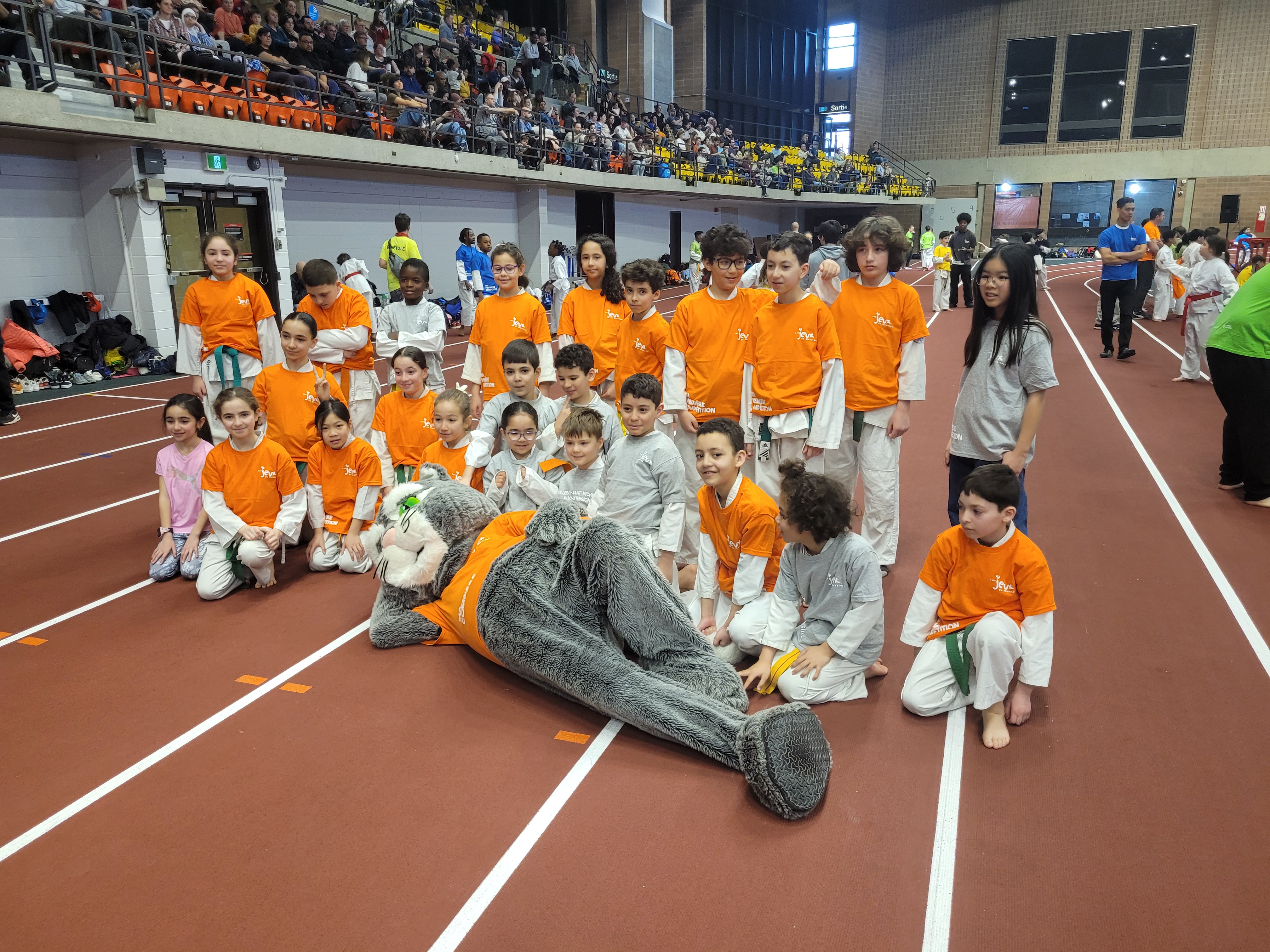 Nos jeunes et la mascotte